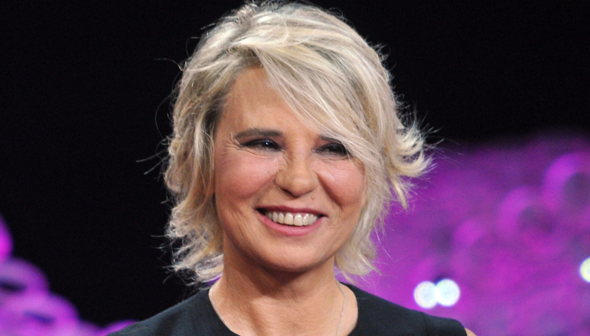 “Tú sí que vales”, Giulia Stabile osa con reggiseno a vista, ma Maria De Filippi ruba la scena