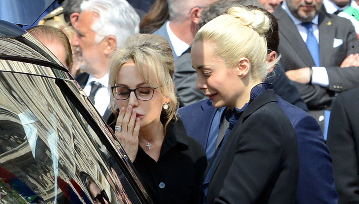 Eredità Silvio Berlusconi, qual è l’accordo tra i fratelli e cosa spetta a Marta Fascina