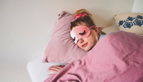 Mascherine per dormire: benefici e prodotti da acquistare per un sonno di bellezza