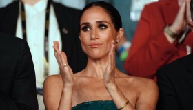 Meghan Markle seduce con le spalle nude, ma Harry la dimentica