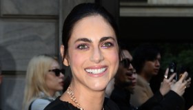 MFW, Miriam Leone irresistibile con il pancione: il look conquista Armani