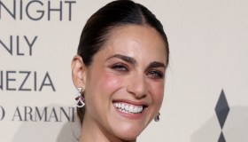 Miriam Leone mostra il pancione con l’abito sottoveste che nasconde un indizio