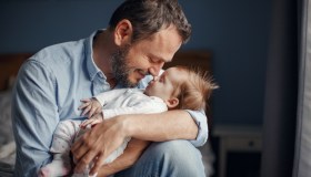 I neopapà impiegano due anni per ritrovare la felicità. Parola della scienza