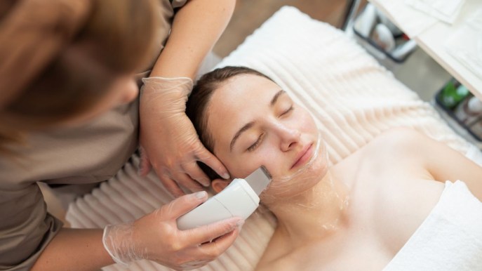 Pulizia viso con ultrasuoni: come funziona e i prodotti per farla a casa