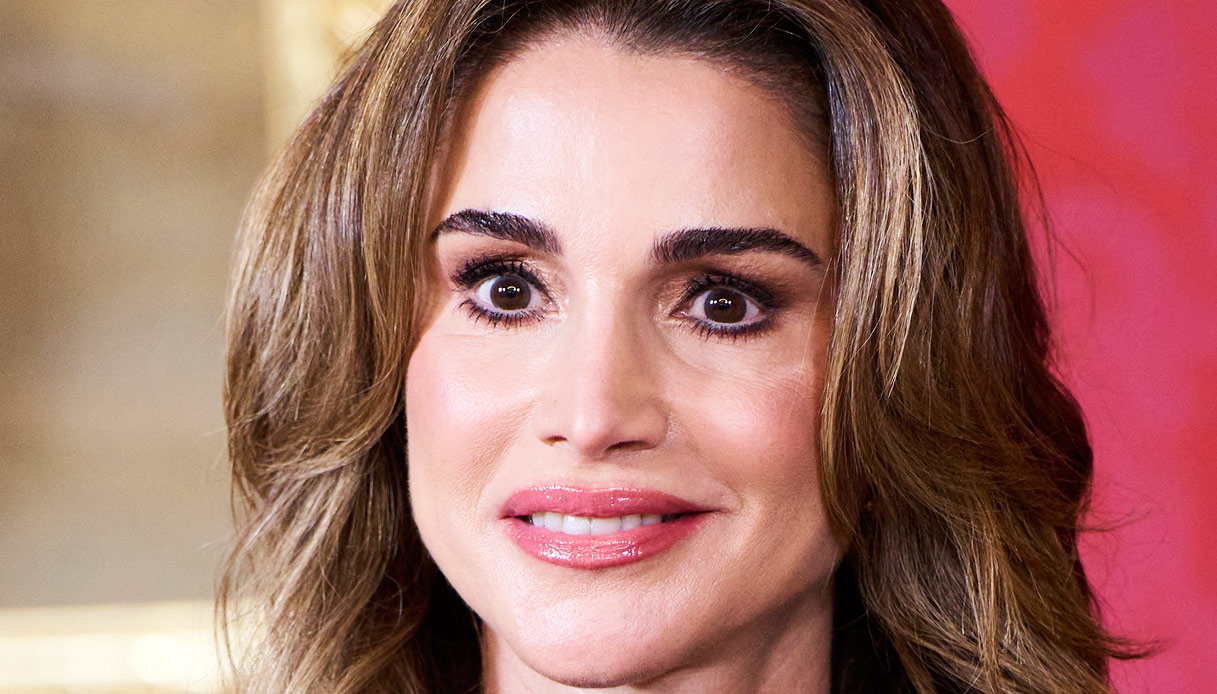 Rania di Giordania in jeans per i suoi 53 anni. La foto con Rajwa apre la sfida