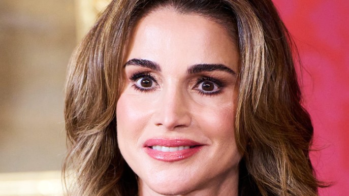 Rania di Giordania in jeans per i suoi 53 anni. La foto con Rajwa apre la sfida