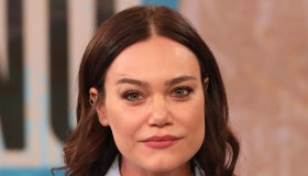 Romina Carrisi (quasi) senza veli: la foto con la statua della nonna