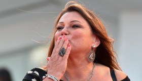 Serena Grandi senza freni: il bacio con un famoso attore a “La volta buona”