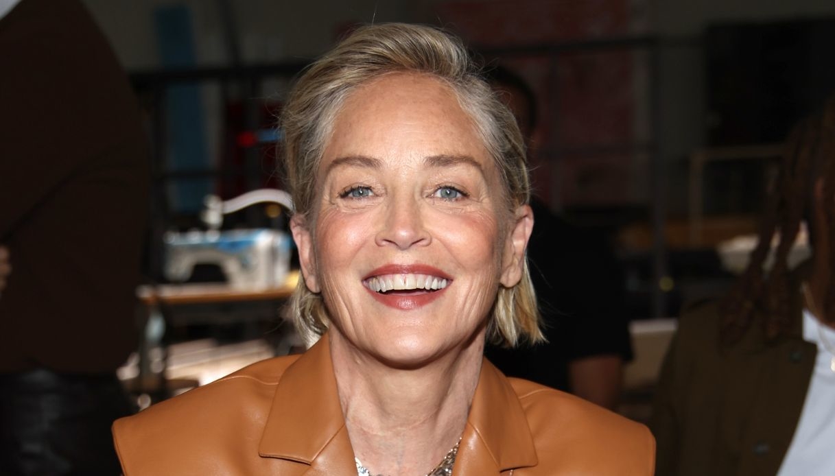 Sharon Stone statuaria col look in pelle alla Milano Fashion Week