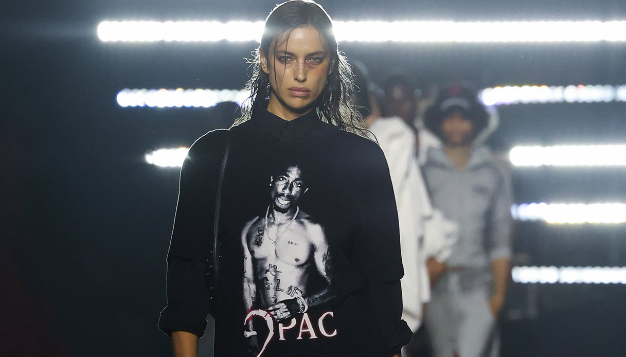 Irina Shayk con la t shirt di Tupac alla sfilata Mowalola della London Fashion Week di settembre 2023