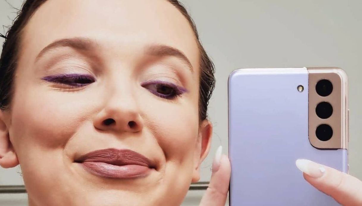 Millie Bobby Brown senza trucco normalizza le imperfezioni della pelle