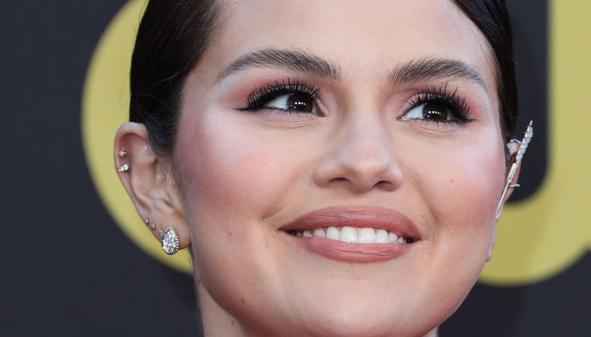 Selena Gomez, il suo marchio beauty “fa bene alla salute mentale”