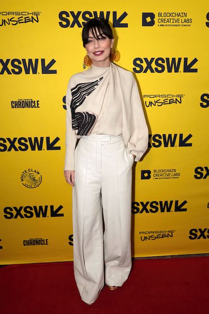 Alessandra Mastronardi con completo beige