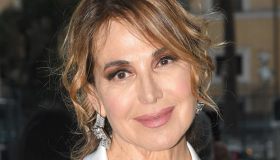 Barbara D’Urso ancora lontana dall’Italia, conquista col bon ton (che sta bene a tutte)