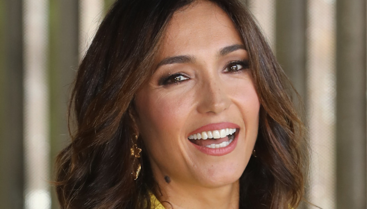 Caterina Balivo, il due pezzi animalier è il costume sensuale per salutare l’estate