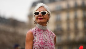 Consigli e idee di stile per prendersi cura dei capelli bianchi naturali