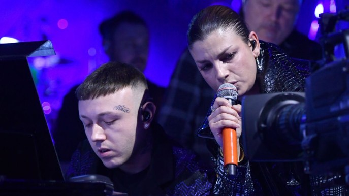 “Amore cane”, testo e significato della canzone di Emma e Lazza