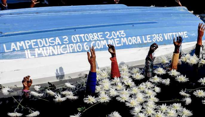 L'installazione realizzata in Darsena a Milano per commemorare le vittime del 3 ottobre 2013 a Lampedusa