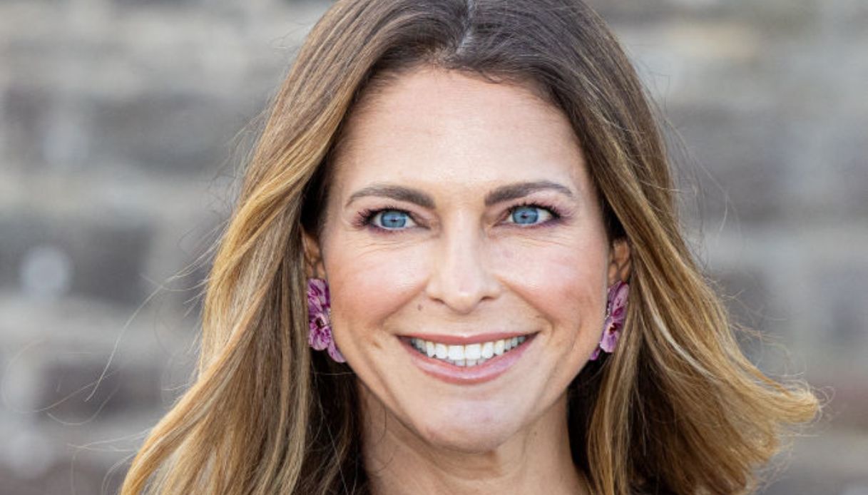 Madeleine di Svezia, fascino puro con l’abito blu navy