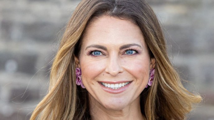 Madeleine di Svezia, fascino puro con l’abito blu navy