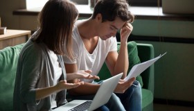 Mio marito presta soldi di nascosto al fratello. E io non sono d’accordo