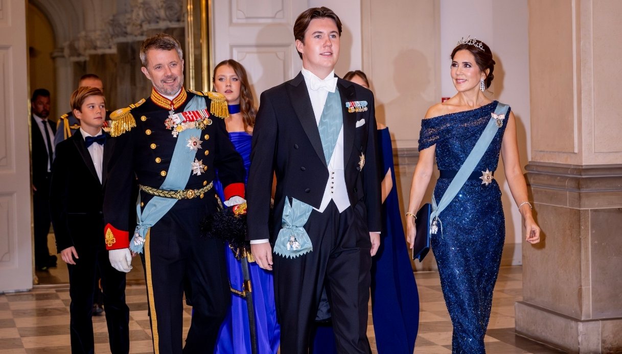 Christian di Danimarca, insieme ai genitori, indossa la fascia dell'Ordine dell'Elefante per la cena di gala