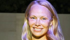 PFW, Pamela Anderson senza un filo di trucco. “Un atto di coraggio”