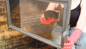 Vetro della stufa a legna: i trucchi per pulirlo velocemente
