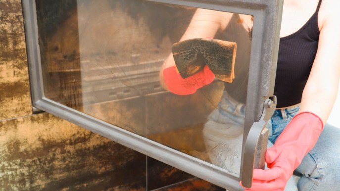 Vetro della stufa a legna: i trucchi per pulirlo velocemente