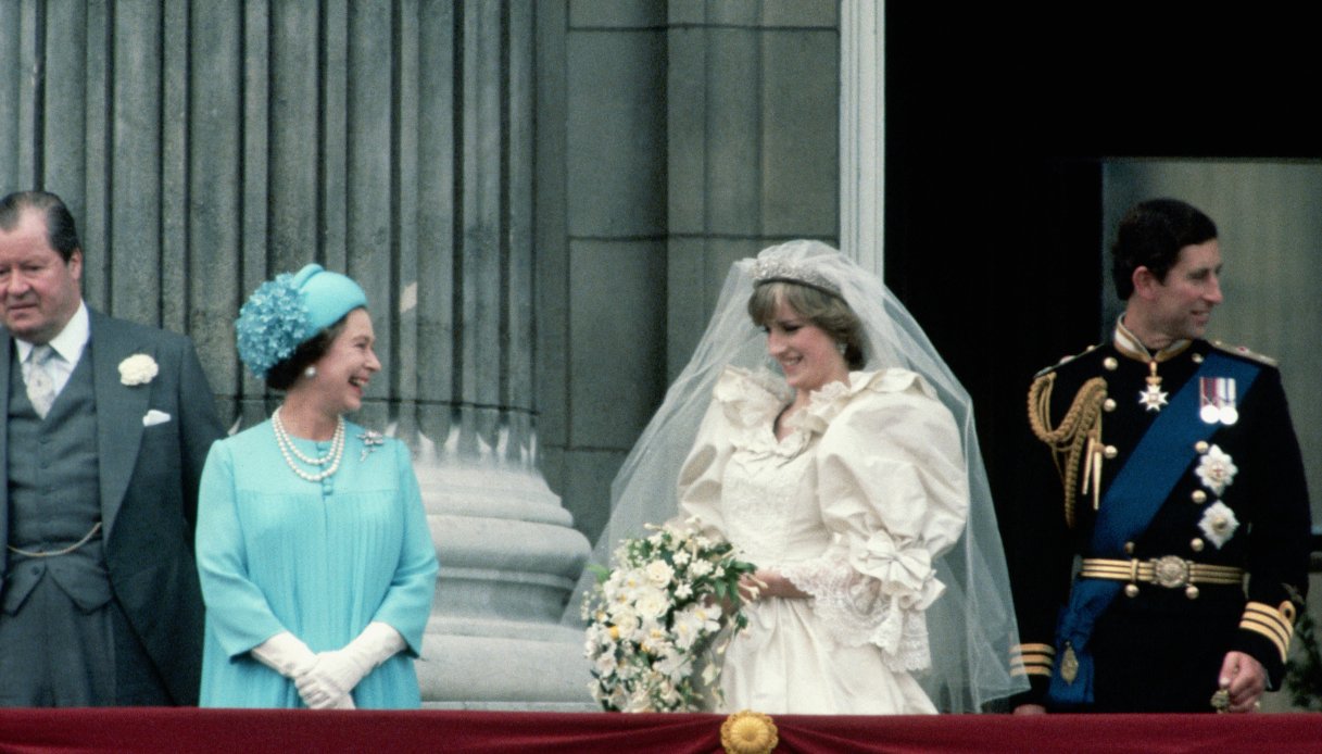 Elisabetta II insieme alla neo sposa Diana, Principessa di Galles