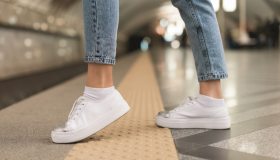 Sneakers autunno: sconti folli sui modelli di tendenza. Le offerte da non perdere