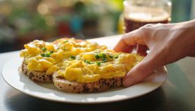 Le uova crude fanno bene o fanno male? Pericoli e benefici