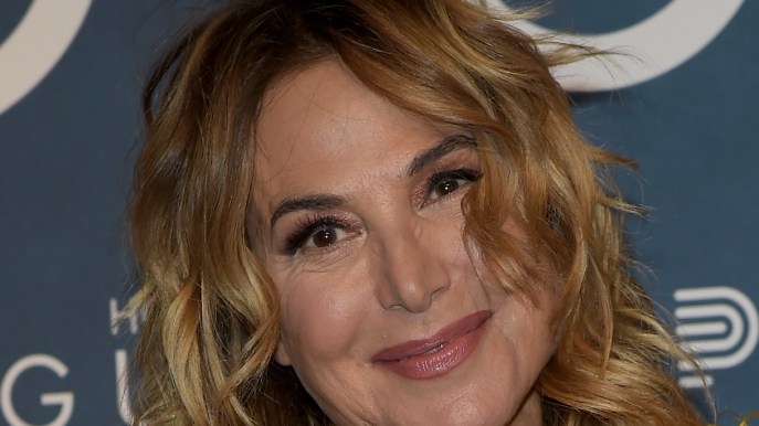 Barbara D’Urso lascia Londra e vola a Parigi: l’Italia è ancora lontana