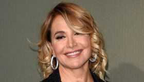 Barbara D’Urso mozzafiato a Parigi: le foto senza trucco e gambe nude