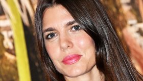 Charlotte Casiraghi cambia look: capelli liscissimi e tailleur da favola