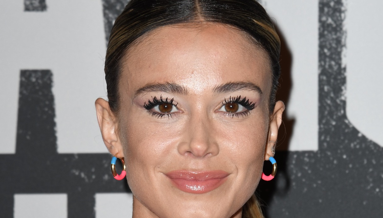 Diletta Leotta, look romantico a bordo campo (con un dettaglio di tendenza)