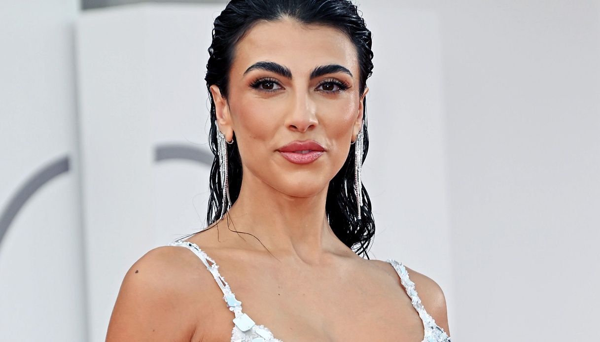 Giulia Salemi conquista l’uomo più desiderato con gli stivali “spaziali”