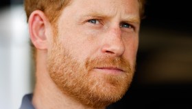 Harry va al gala e resta in silenzio sulle condizioni di Carlo e Kate Middleton