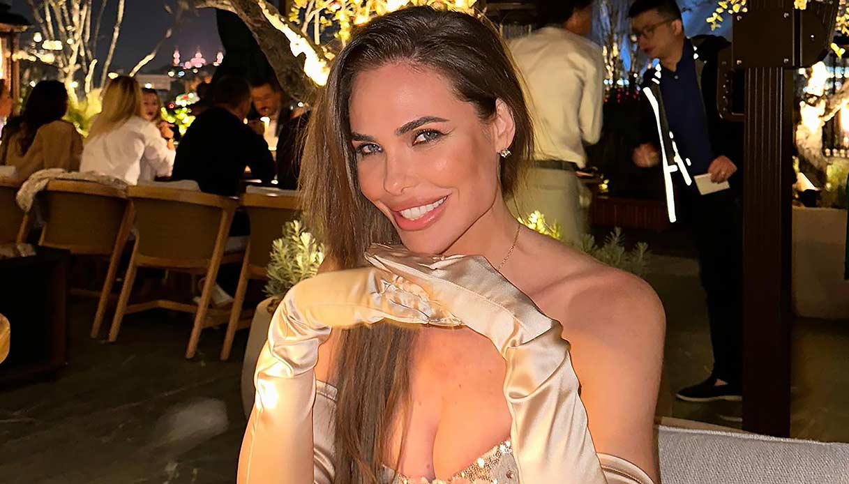 Ilary Blasi a Istanbul: look stratosferici e scollatura vertiginosa