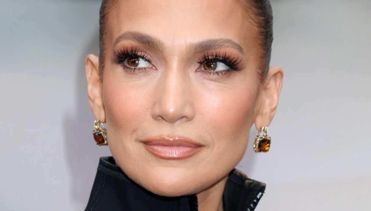 Jennifer Lopez in chemisier è la perfetta ispirazione di questo autunno