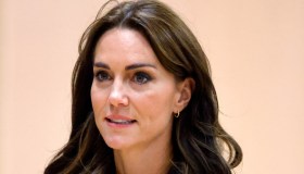 Kate Middleton in tuta sulla sedia a rotelle e cerotti sulle dita