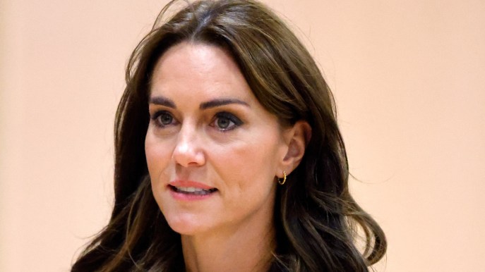 Kate Middleton in tuta sulla sedia a rotelle e cerotti sulle dita