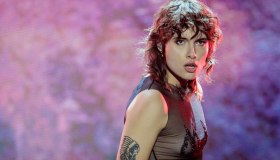 Madame porta l’amore libero al Forum: il grande show tra pelle e catene