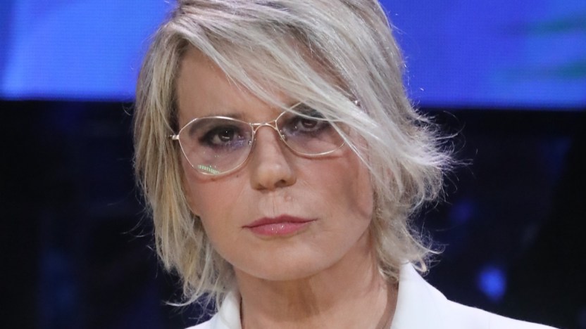 Colpo di scena a “Uomini e Donne”: la tronista abbandona Maria De Filippi
