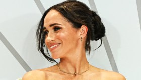 Meghan Markle scopre le spalle e fa girare la testa: look avorio da 4.000 euro