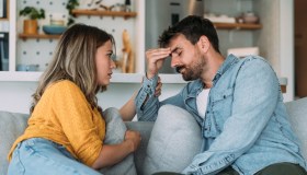 Fare da madre al tuo compagno è sempre una pessima idea