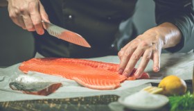 Salmone, i segreti per pulirlo e sfilettarlo bene e velocemente