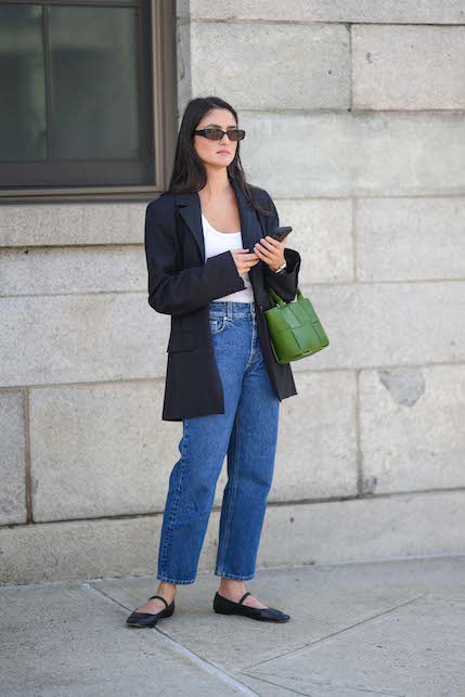 ragazza con jeans, blazer e mary jane