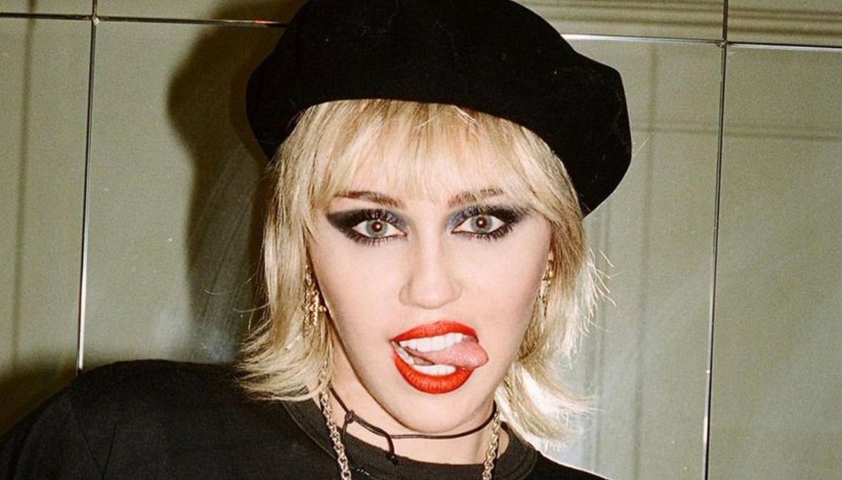 Miley Cyrus compie 31 anni e festeggia cantando Flowers