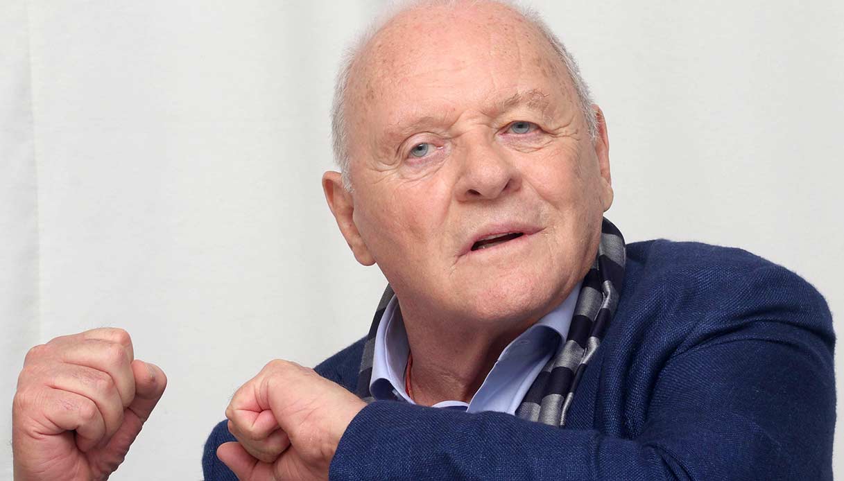 Anthony Hopkins balla “Mambo italiano” mentre prepara i ravioli: irresistibile